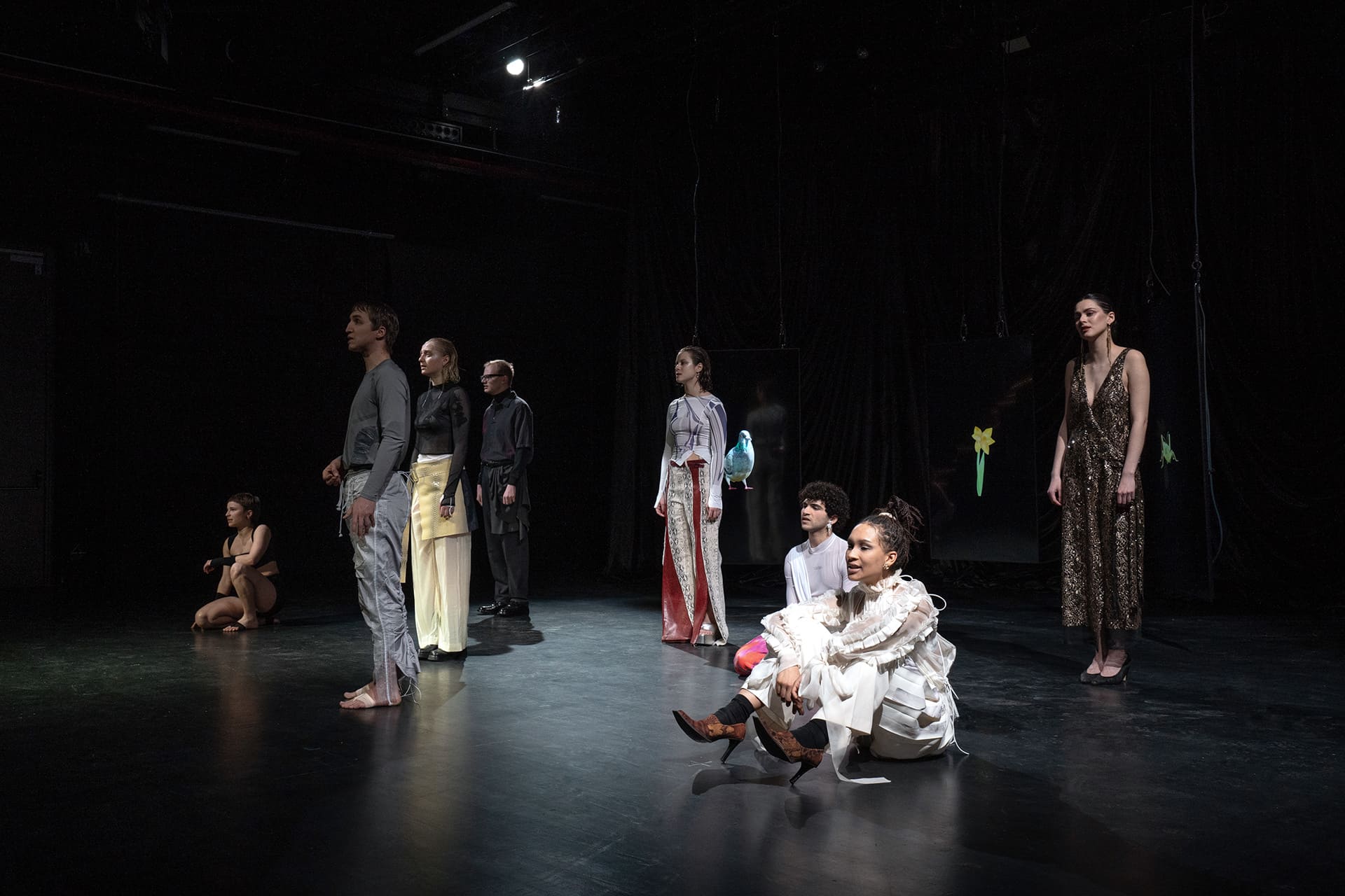 Leo Naomi Baur, Florian Kroop, Marie Nadja Haller, Sofia Iordanskaya, Carla Renée Loose, Katharina Pia Schütz, Linda Rohrer, Theresa Gmachl, Elina Vildanova, Fabian Mair, Mitterer und Moayad Alsahli in der Theater Inszenierung Metamorphosen von Tobias Klett frei nach Motiven von Ovid und Jaques Lacan. 2023 an der Hochschule für Schauspielkunst Ernst Busch Berlin. Regie: Tobias Klett Regie-Assistenz: Fenna Kröger Dramaturgie: Franziska Wenning Text: Tobias Klett, Anton Dudda Bühne: Katharina Pia Schütz Bühne-Mitarbeit: Lina Wittfoht, Nika Froch Kostüm: Carla Renée Loose Kostüm-Assistenz: Abigél Szilas Video: Paul Kemner 3D-Animation: Julian Jungel Sound: Holger Seidelin Maske: Lucia Marie Schütz 