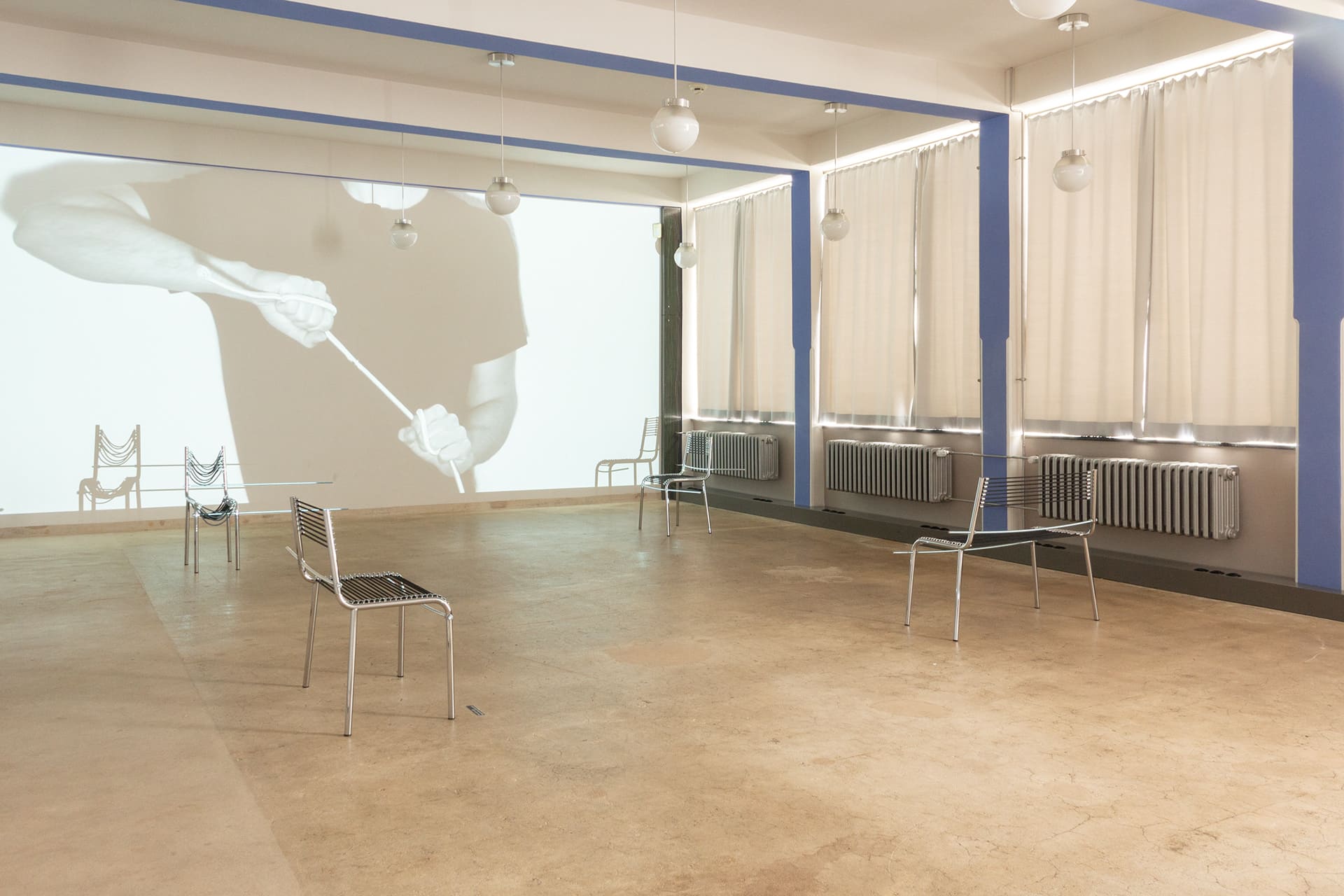 Stuhl Objekt Chaise Sandows in der Installation Anspannung von Tobias Klett. 2019 im Bauhaus Dessau zum Festival Bühne Total 2019.  Mit Anastasia Nadja Heller, Clemens Kersten, Sophia Eisenhut Sound-Installation mit Nina Wolf, Paul Trempnau Regie, Text, Bühne: Tobias Klett