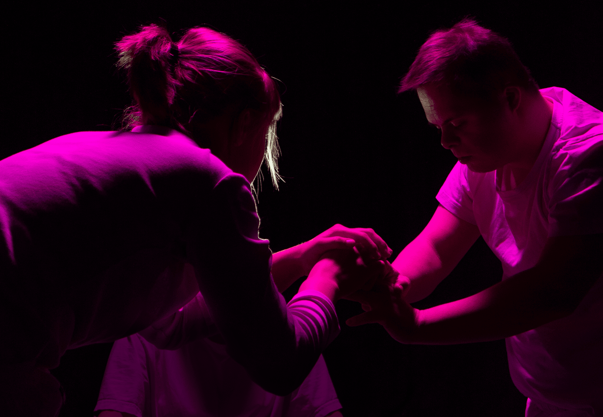 Eva Gerngroß und Jonas Sippel in der Theater Inszenierung ie Früchte meiner Frau von Tobias Klett frei nach Motiven von Han Kang. 2022 an der Hochschule für Schauspielkunst Ernst Busch Berlin. Regie, Bühne: Tobias Klett Outside-Eye: Amelie von Godin 