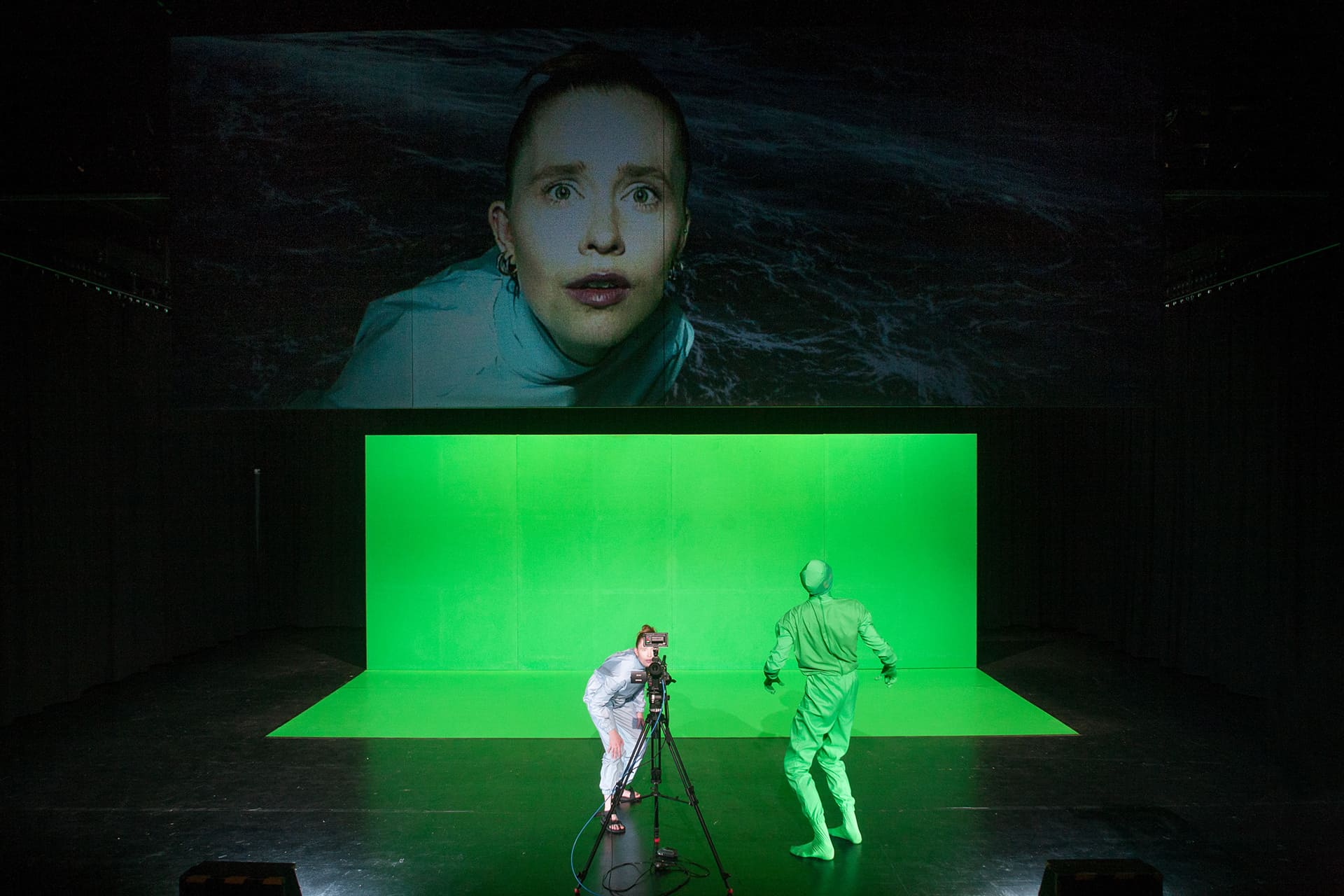 Marie Nadja Haller und Vincent Brudeylins in der Theater Inszenierung Hollow Man von Tobias Klett frei nach Motiven von Paul Verhoeven. 2021 an der Hochschule für Schauspielkunst Ernst Busch Berlin.  Regie/ Bühne: Tobias Klett Dramaturgie: Lukas Nowak Video: Alexander Pannier Kostüm: Fiona Klett Sound: Ranvir Singh Bassi Licht: Sabrina Münzberg Video-Technik: Ella Estrella Tischa Raetzer