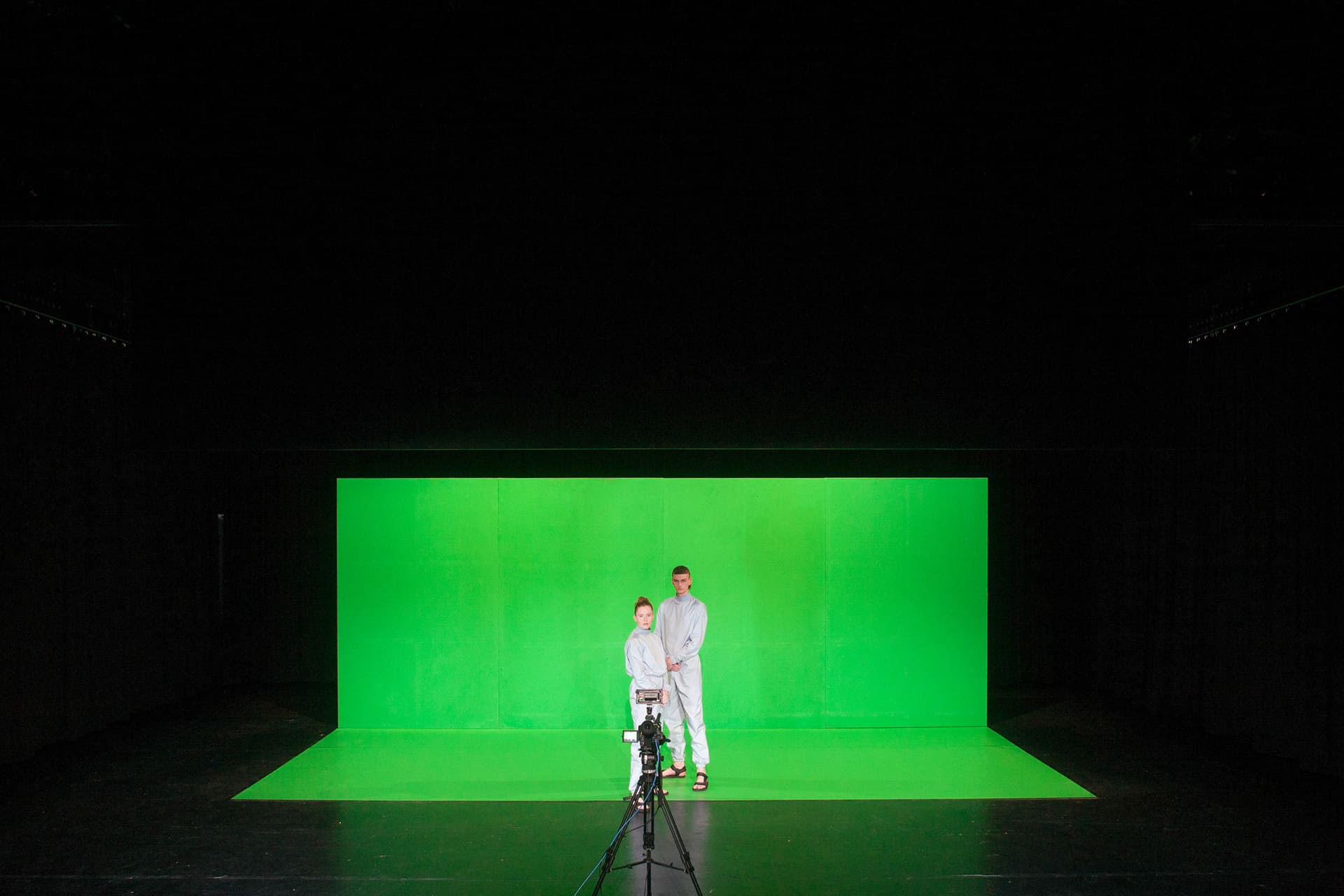 Marie Nadja Haller und Vincent Brudeylins in der Theater Inszenierung Hollow Man von Tobias Klett frei nach Motiven von Paul Verhoeven. 2021 an der Hochschule für Schauspielkunst Ernst Busch Berlin. Regie/ Bühne: Tobias Klett Dramaturgie: Lukas Nowak Video: Alexander Pannier Kostüm: Fiona Klett Sound: Ranvir Singh Bassi Licht: Sabrina Münzberg Video-Technik: Ella Estrella Tischa Raetzer