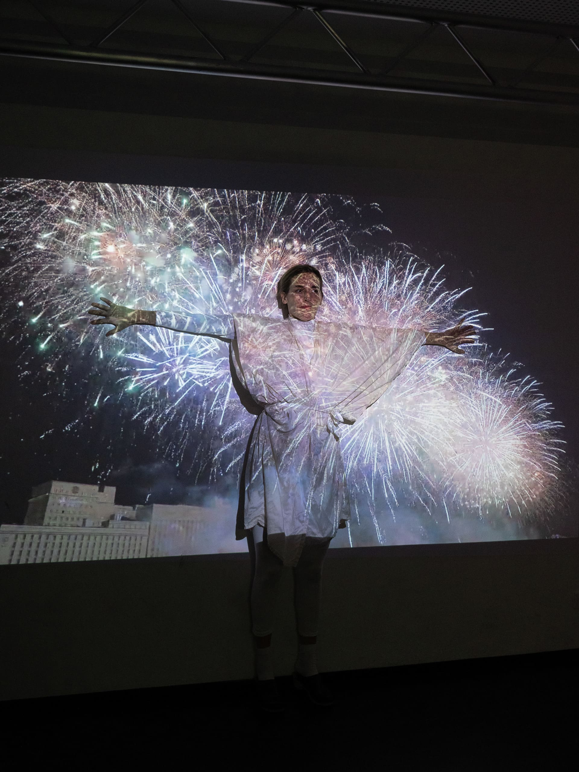 Nora Moltzen in der Theater Inszenierung Drei Schwestern von Tobias Klett frei nach Motiven von Anton Tschechow. 2020 an der Hochschule für Schauspielkunst Ernst Busch Berlin.  Regie, Bühne: Tobias Klett Licht: Knut Polster  Video: Stefan Hannemann