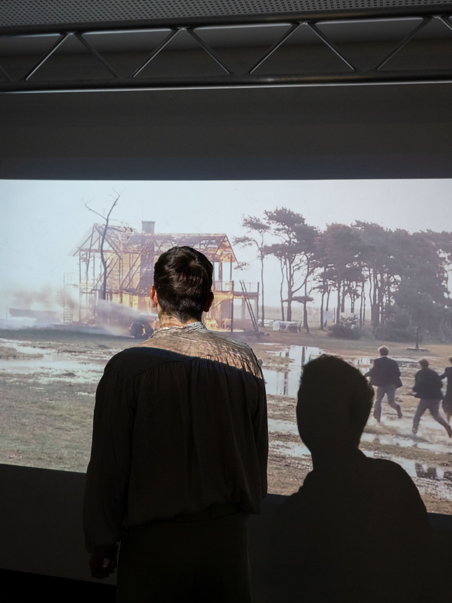 Sebastian Kempf in der Theater Inszenierung Drei Schwestern von Tobias Klett frei nach Motiven von Anton Tschechow. 2020 an der Hochschule für Schauspielkunst Ernst Busch Berlin.  Regie, Bühne: Tobias Klett Licht: Knut Polster  Video: Stefan Hannemann