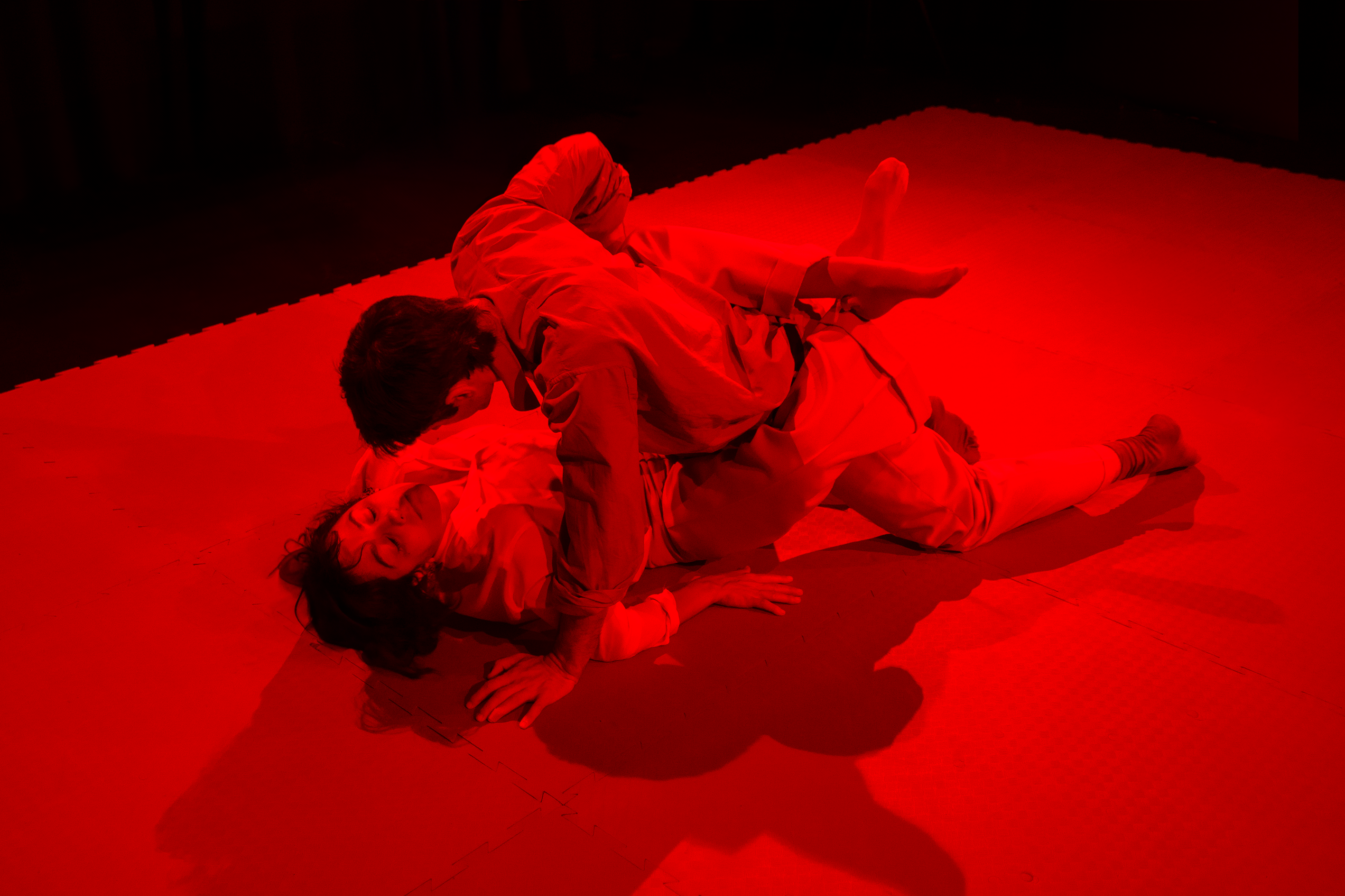 Sylvana Seddig und Juan Corres Benito in der Theater Inszenierung "Lost Highway" von Tobias Klett frei nach Motiven von David Lynch. 2023 an der Hochschule für Schauspielkunst Ernst Busch Berlin. Performance Kunst Bühne Design Kostüm