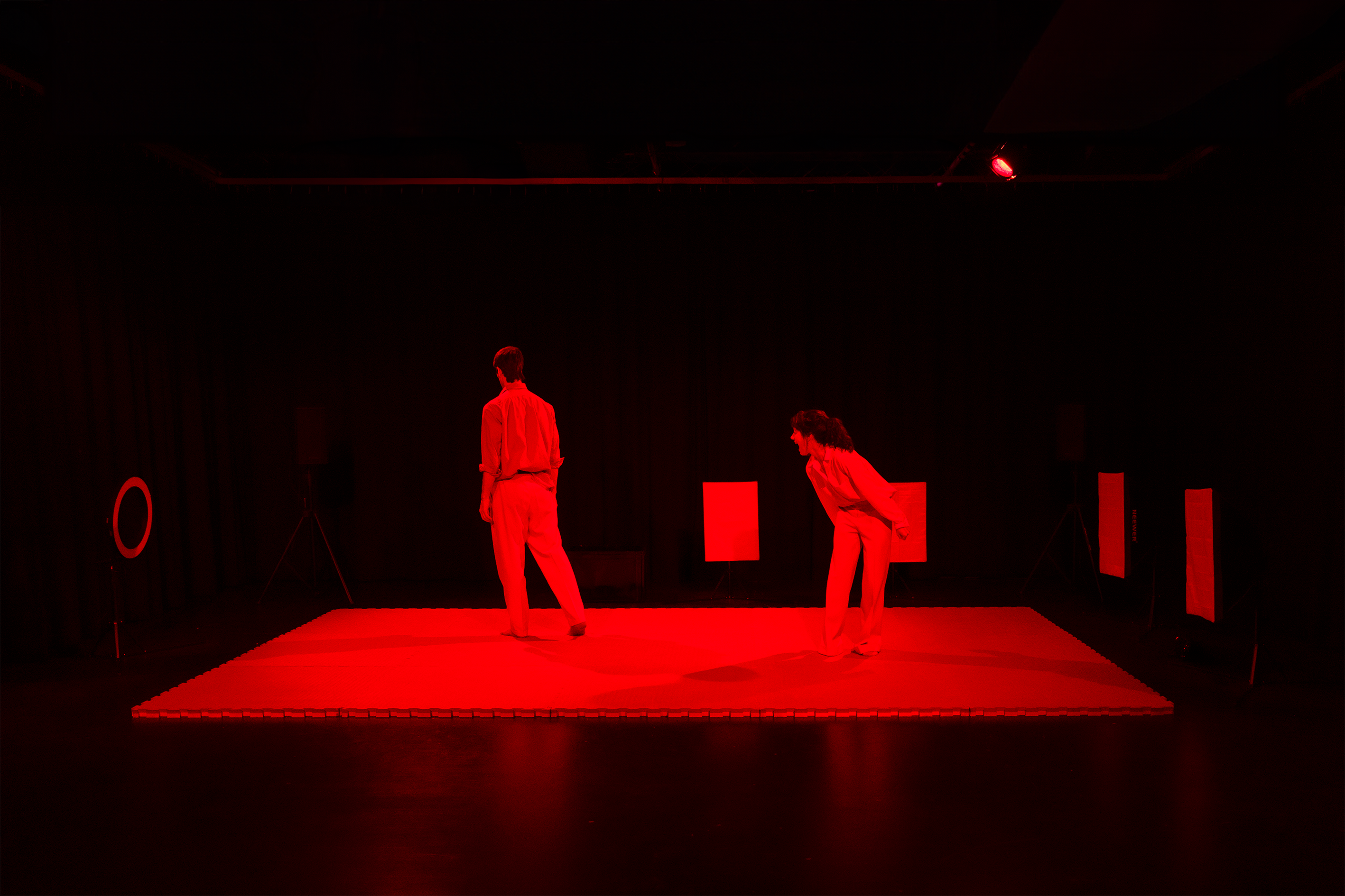 Sylvana Seddig und Juan Corres Benito in der Theater Inszenierung "Lost Highway" von Tobias Klett frei nach Motiven von David Lynch. 2023 an der Hochschule für Schauspielkunst Ernst Busch Berlin. Performance Kunst Bühne Design Kostüm