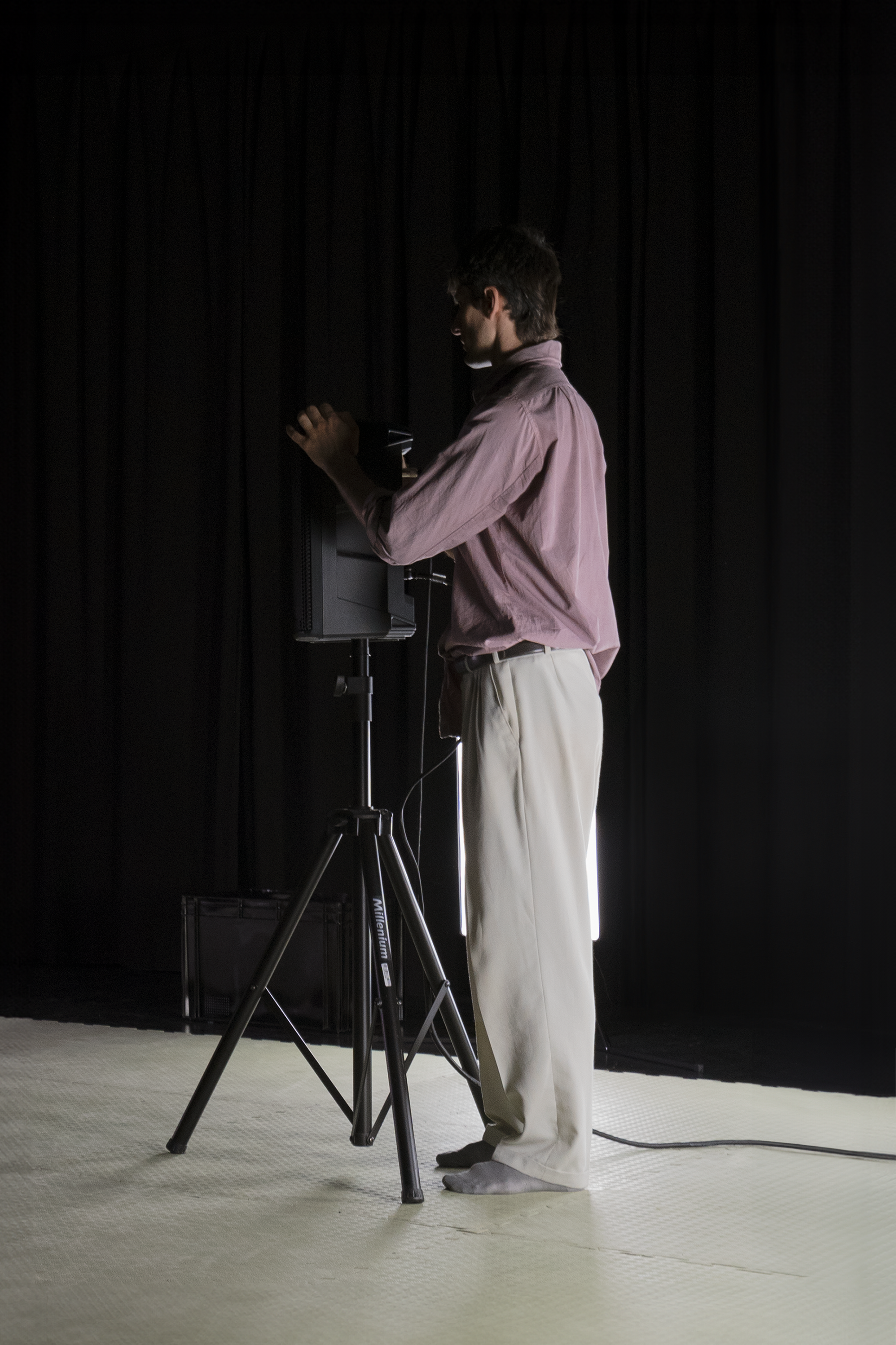 Juan Corres Benito in der Theater Inszenierung "Lost Highway" von Tobias Klett frei nach Motiven von David Lynch. 2023 an der Hochschule für Schauspielkunst Ernst Busch Berlin. Performance Kunst Bühne Design Kostüm