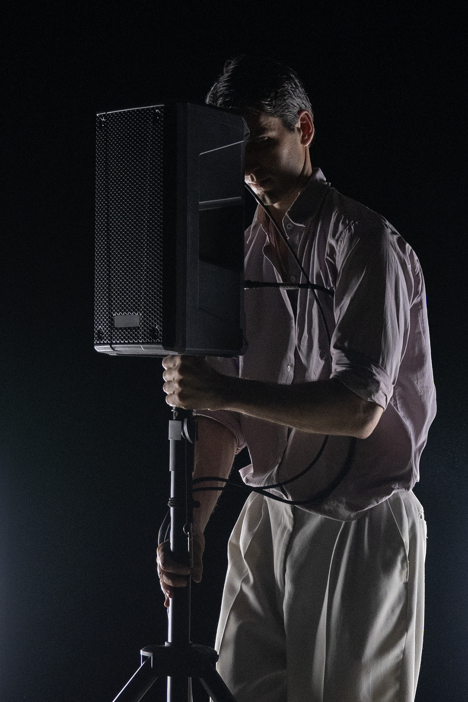 Juan Corres Benito in der Theater Inszenierung Acting. Lost Highway von Tobias Klett frei nach David Lynch und Barry Gifford. 2024 am TD Theaterdiscounter  Berlin. Regie und Choreografie: Tobias Klett Text: Tobias Klett, David Lynch und Barry Gifford Sound: Hyewon Suk Musik: Mica Levi Mentorin: Susanne Kennedy und Robert Schuster Produktion: HfS Ernst Busch Berlin und TD Berlin