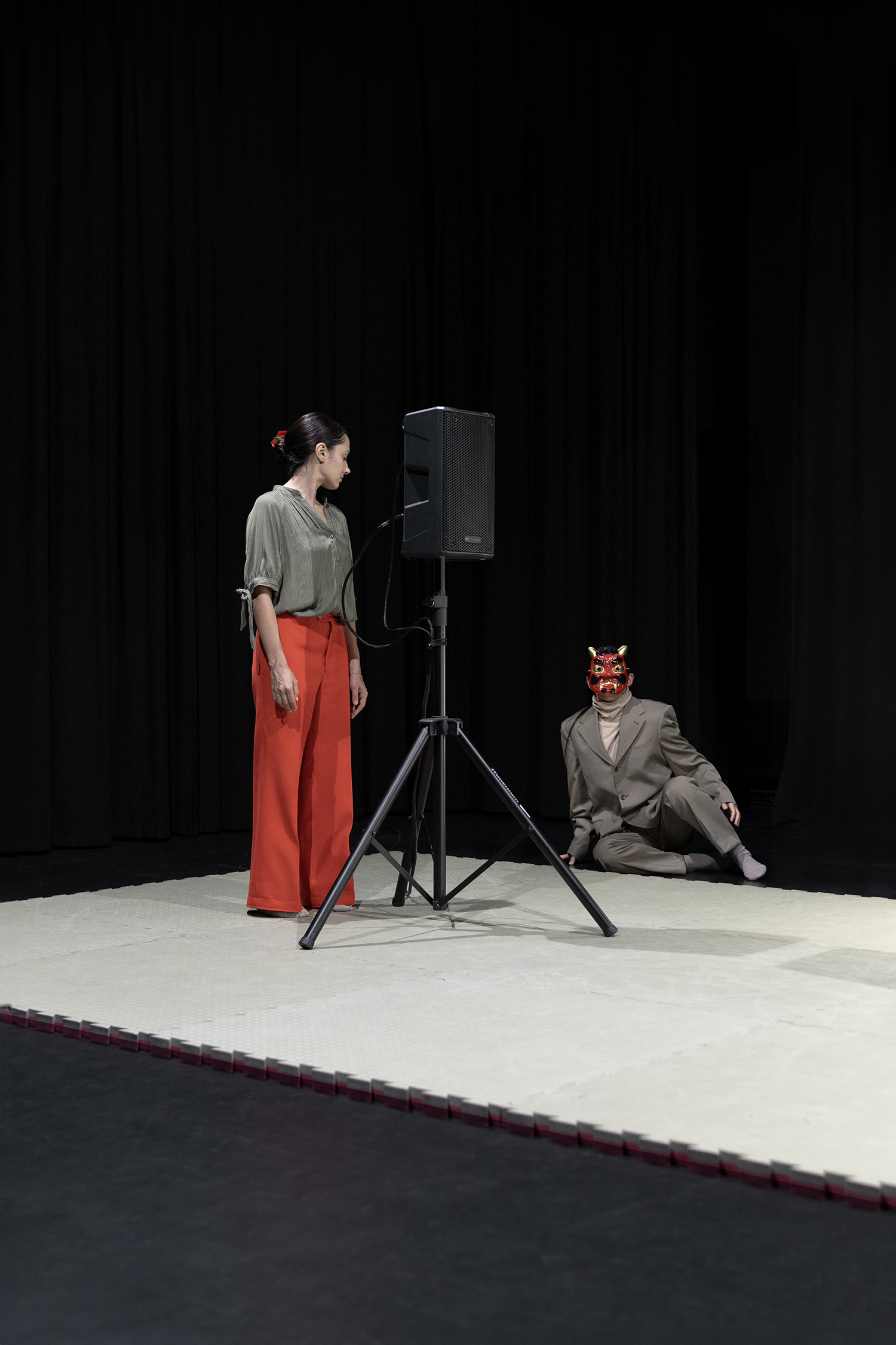 Sylvana Seddig und Tamae Yoneda in der Theater Inszenierung Acting. Lost Highway von Tobias Klett frei nach David Lynch und Barry Gifford. 2024 am TD Theaterdiscounter  Berlin. Regie und Choreografie: Tobias Klett Text: Tobias Klett, David Lynch und Barry Gifford Sound: Hyewon Suk Musik: Mica Levi Mentorin: Susanne Kennedy und Robert Schuster Produktion: HfS Ernst Busch Berlin und TD Berlin