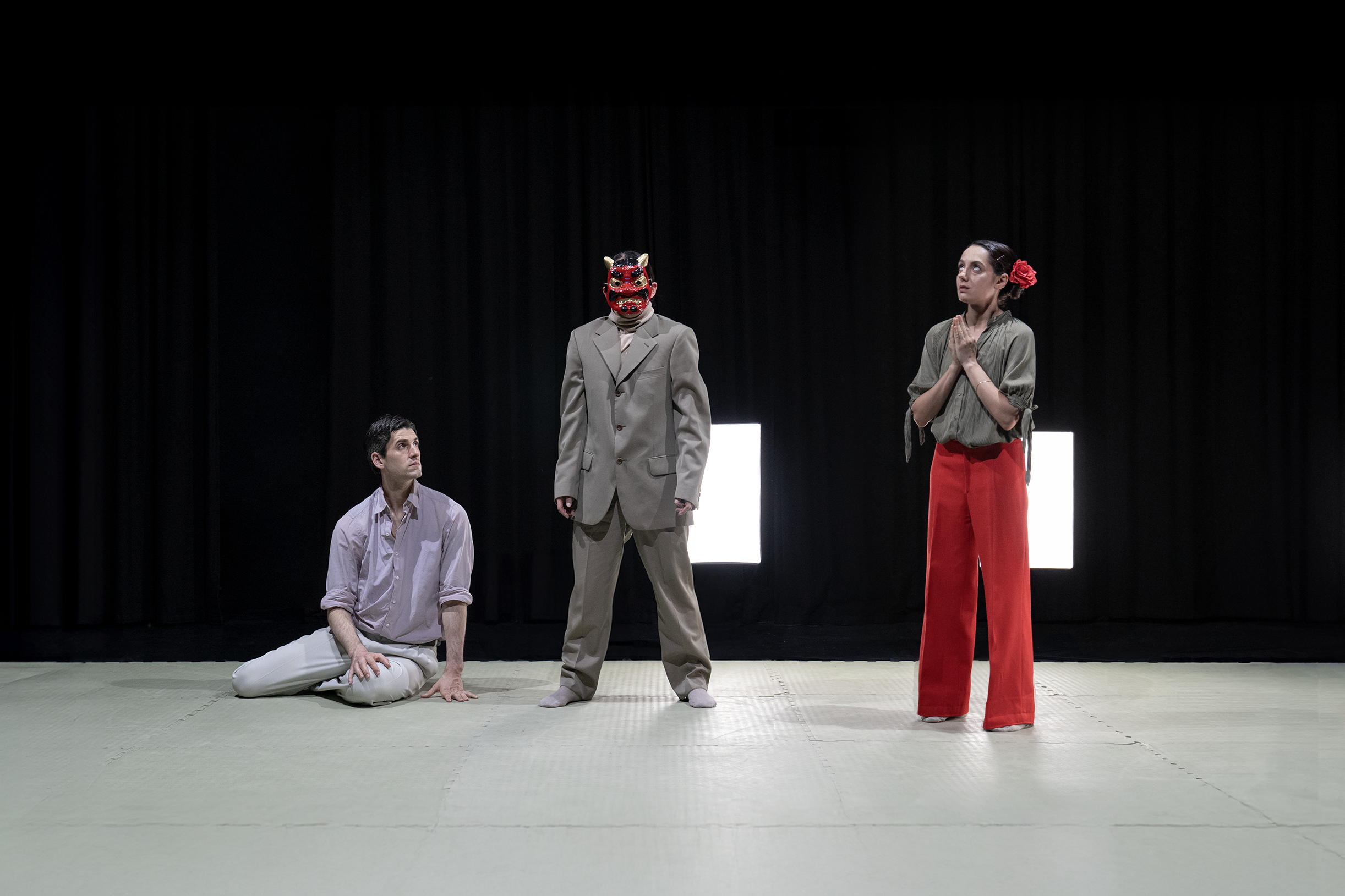 Sylvana Seddig, Tamae Yoneda und Juan Corres Benito in der Theater Inszenierung Acting. Lost Highway von Tobias Klett frei nach David Lynch und Barry Gifford. 2024 am TD Theaterdiscounter Berlin. Regie und Choreografie: Tobias Klett Text: Tobias Klett, David Lynch und Barry Gifford Sound: Hyewon Suk Musik: Mica Levi Mentorin: Susanne Kennedy und Robert Schuster