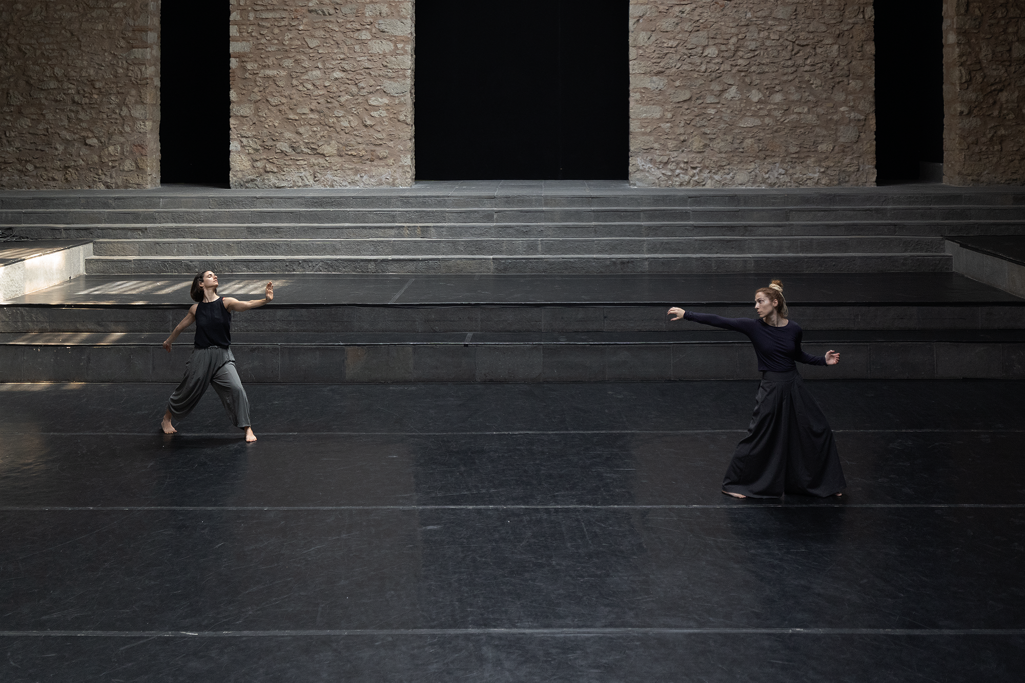 Orpheus_Eurydice_Tobias_Klett_4 Sylvana Seddig, Tamae Yoneda und Juan Corres Benito in der Theater Inszenierung Acting. Lost Highway von Tobias Klett frei nach David Lynch und Barry Gifford. 2024 am TD Theaterdiscounter Berlin. Regie und Choreografie: Tobias Klett Text: Tobias Klett, David Lynch und Barry Gifford Sound: Hyewon Suk Musik: Mica Levi Mentorin: Susanne Kennedy und Robert Schuster